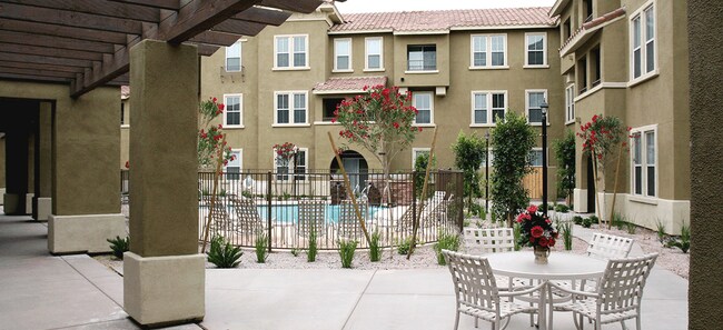 Piscina - Senior Living at Matthew Henson Apartments
