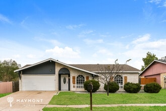 Building Photo - 305 Pebblebrook St