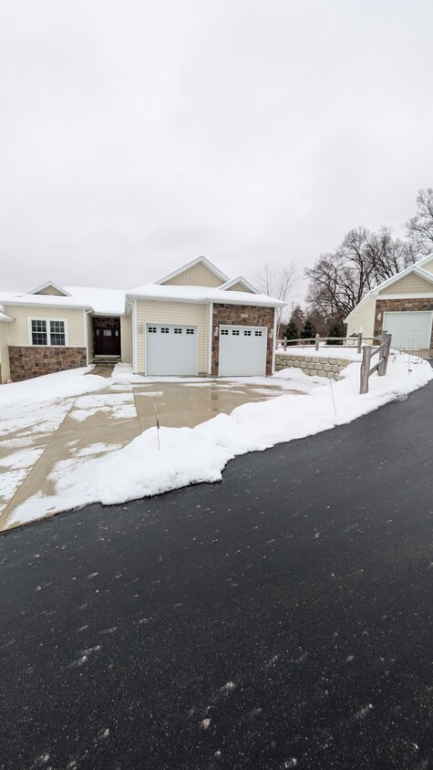 2 car garage - 205 Ridgeview Dr