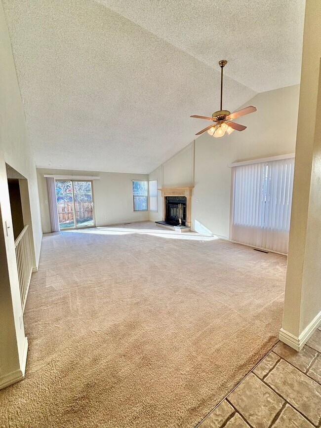 Building Photo - Beautiful 3-Bedroom Home Near Ken Caryl, Parks & Schools!!Available Now!!