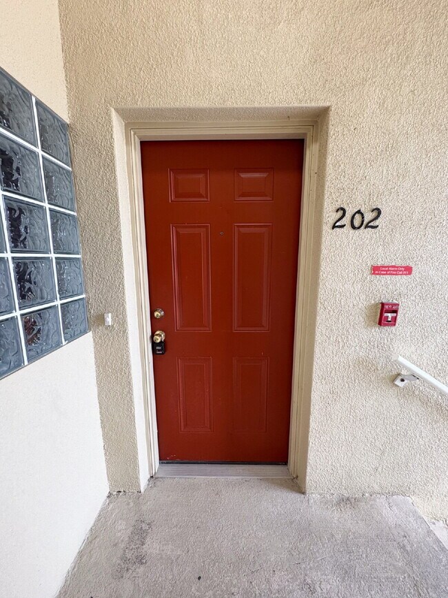 Building Photo - Spacious renovated 3-Bed, 2-Bath in VOB Riverview