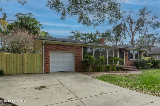 Building Photo - 4343 Pinewood Ave
