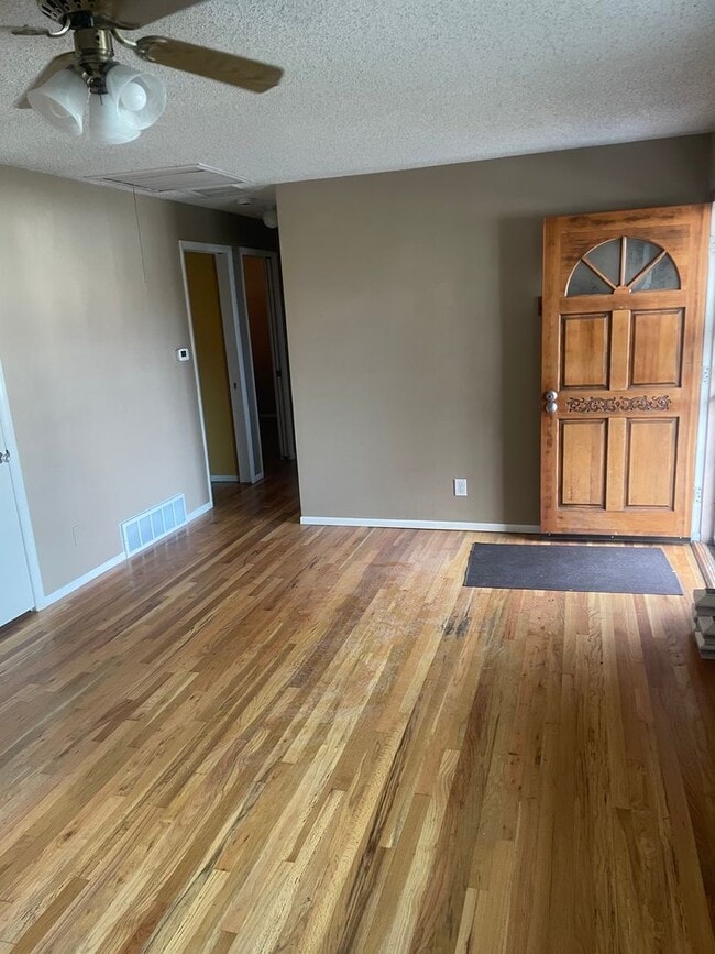 Building Photo - Charming and Updated 3 bed w/ Basement home in fantastic location!