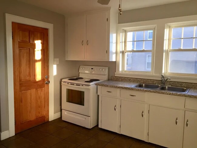 Foto del edificio - 144 S Maple St