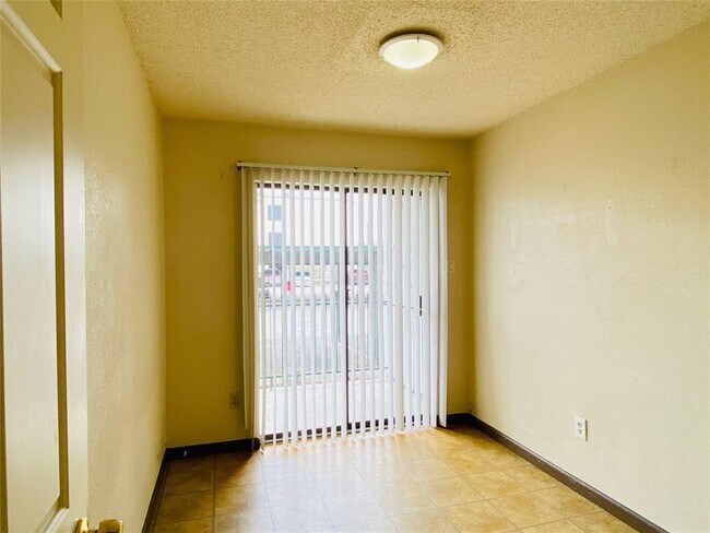 Building Photo - 2816 S Bartell Dr