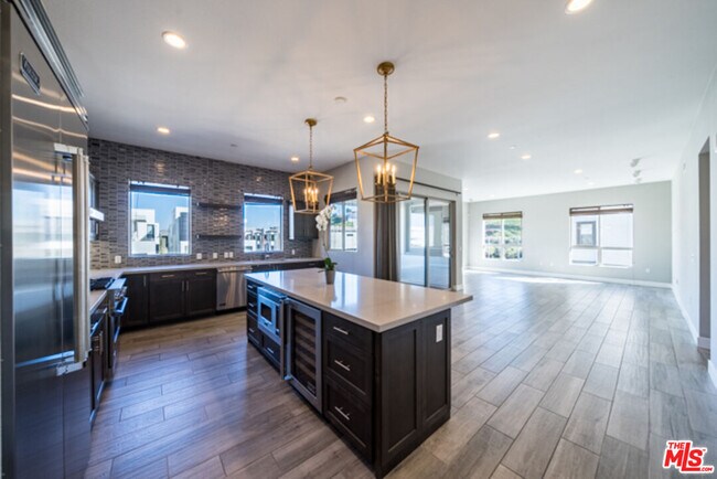 Building Photo - 5837 Village Dr