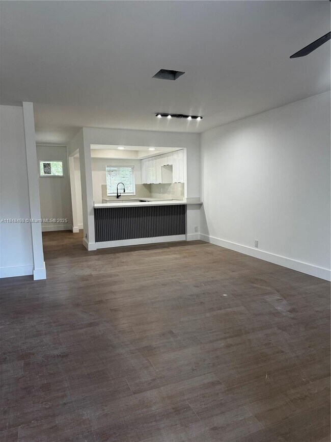Foto del edificio - 1460 SW 24th Ct