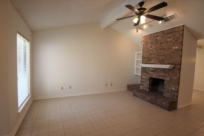 Building Photo - Available - Charming 2-bedroom, 2.5-bath townhome