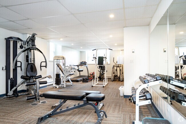 Sala de fitness recientemente renovada - Windsor Apartments