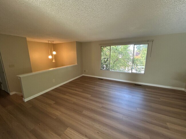 Foto del edificio - Renovated 3 Bed, 2.5 bath home w/2-car gar...