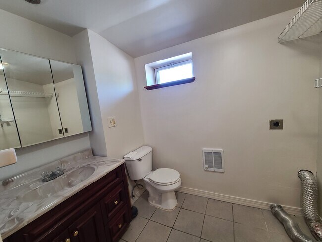 Baño - 13 S Canal St