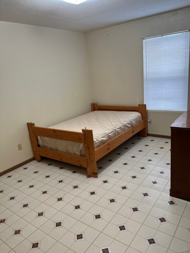 dormitorio 1 del piso superior - 406 W 3rd St