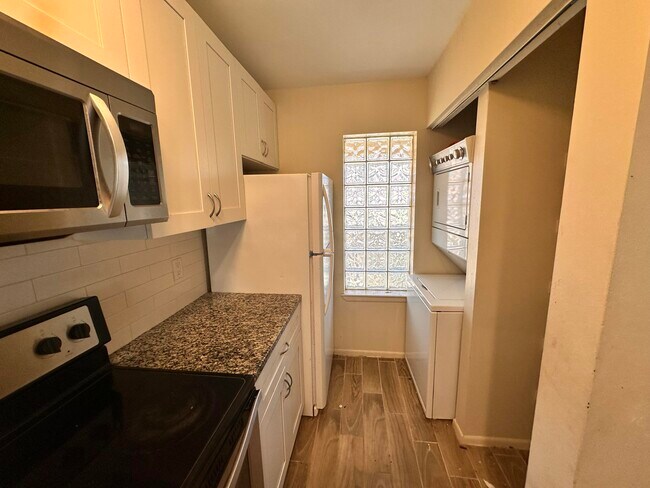 Building Photo - 4815 Via Palm Lakes