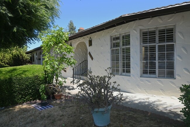 Building Photo - 5941 S Land Park Dr