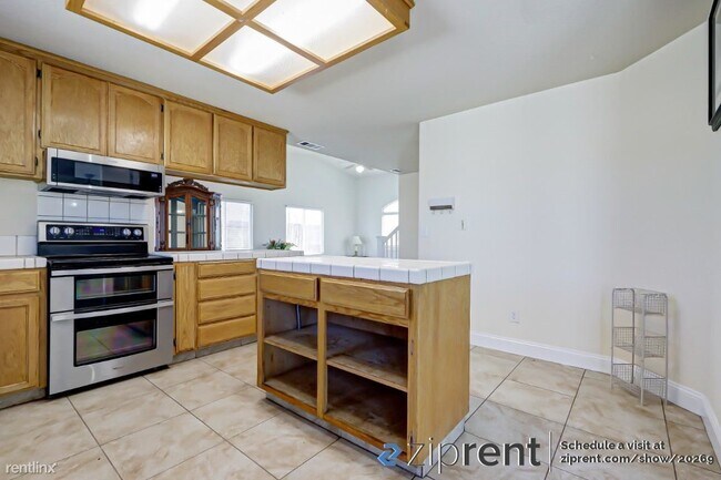 Foto del edificio - 5 br, 3 bath House - 1003 Sun Meadow Drive...