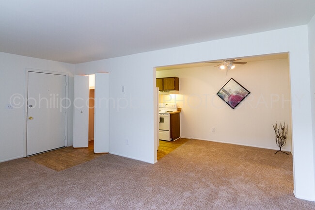 Building Photo - Wagon Wheel Apartments