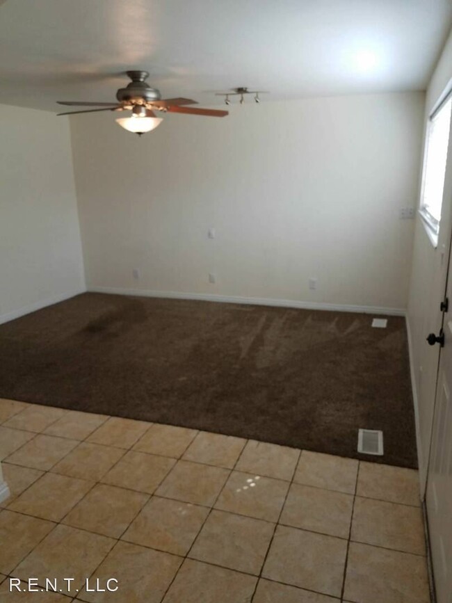Building Photo - 3 br, 1 bath Apartment - 735 W Carter Dr.