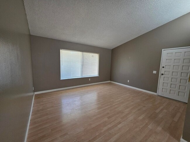 Building Photo - Move in Ready!!