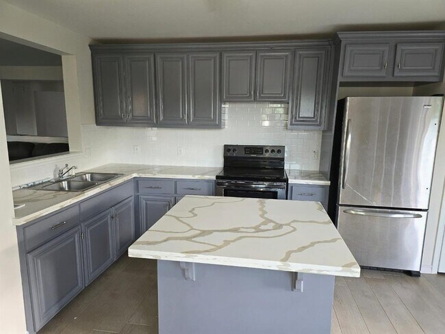 Building Photo - 2409 Fuentes Dr