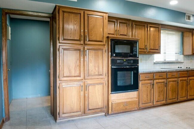 Building Photo - 2700 Sherrill Park Dr