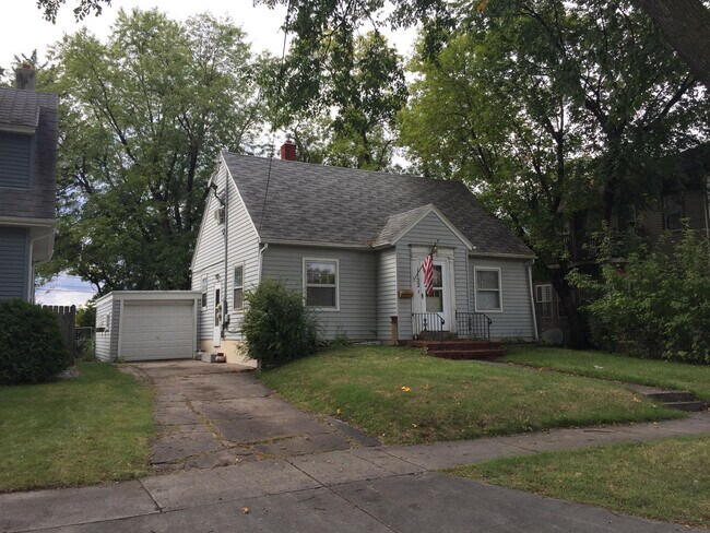 Building Photo - 1122 House