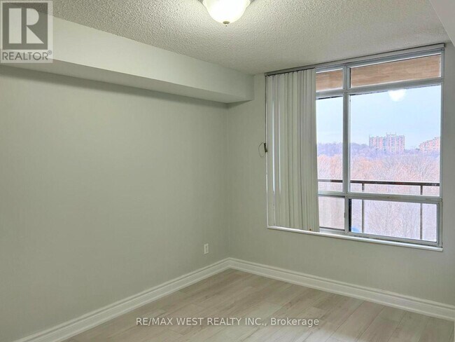 Photo du bâtiment - 700 Humberwood Blvd