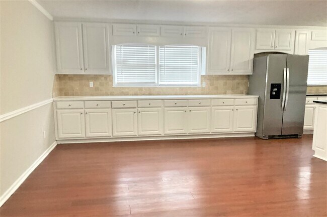 Foto del edificio - 5138 Lake Forest Dr Se