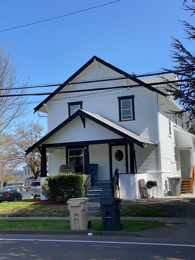 Primary Photo - Beautifully Remodeled 5-Bed House