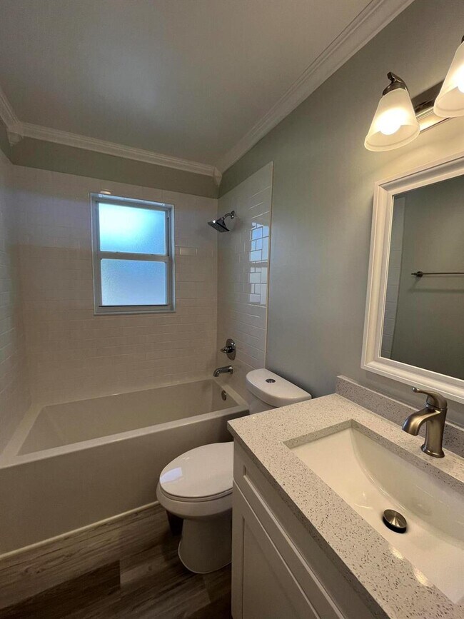 Building Photo - 322 SE 4th Ave