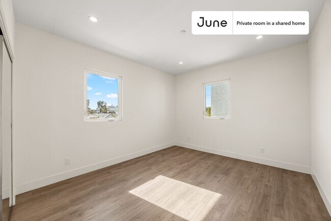 Building Photo - Private bedroom in 4 bed/4 bath Home