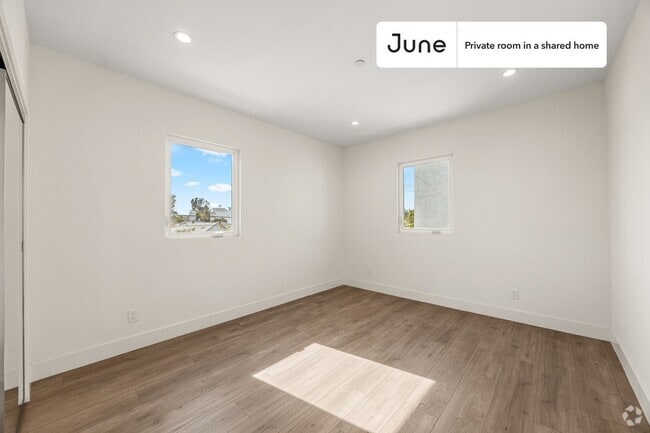 Building Photo - Private bedroom in 4 bed/4 bath Home