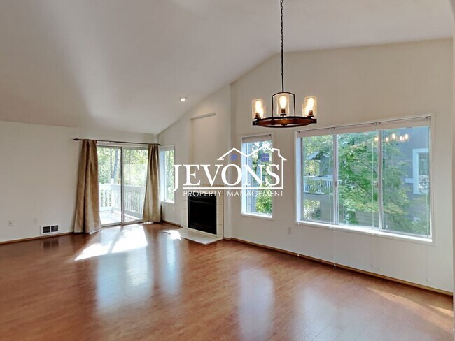 Foto del edificio - Fabulous 2 Bedrooms, 2 Bathroom, Top-Floor Condo in Klahanie