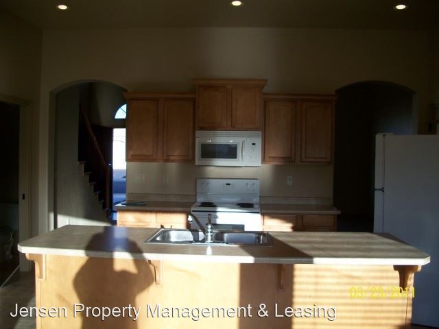 Building Photo - 4 br, 2.5 bath Apartment - 658 North 380 West