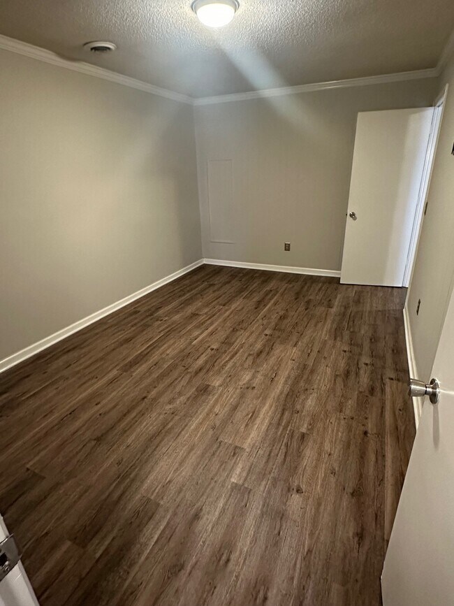 Foto del edificio - 1109 E McIver Rd