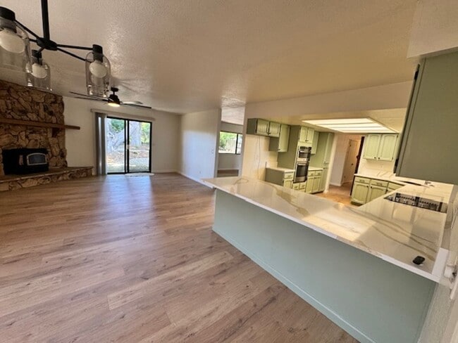 Building Photo - MOVE IN TODAY! Remodeled home with a view