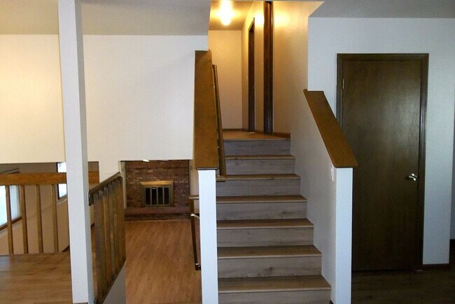 Foto del edificio - Classic Fort Collins Home Available This August