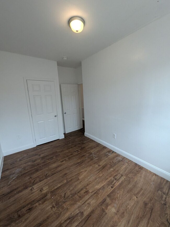 Building Photo - Large Home - Parkside