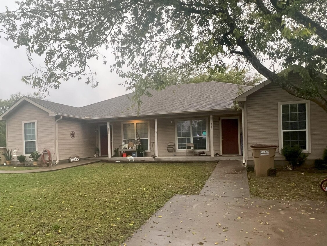 En alquiler en Lone Oak, ISD: un lindo y espacioso dúplex de 2 habitaciones y 1 baño en una comunidad animada, - 306 Mill St
