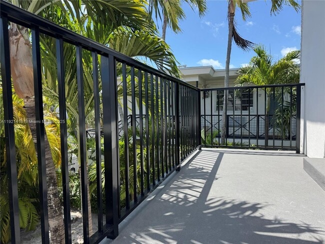 Foto del edificio - 7325 Byron Ave