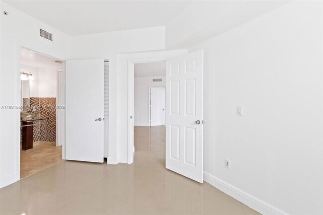 Foto del edificio - 350 S Miami Ave