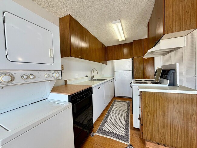 Foto del edificio - King Manor: Central 1 Bed, 1 Bath Apartment with 1 Parking Space