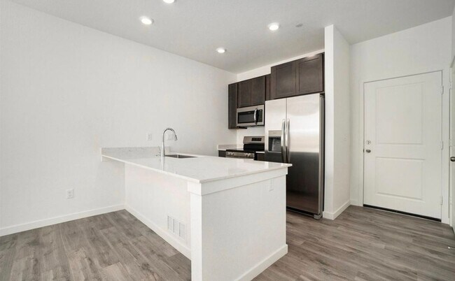 Foto del edificio - Efficient & Modern 2024-Built Townhome | Timnath | Available August 1st