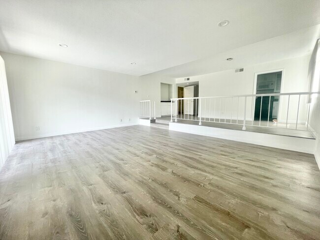 Foto del edificio - 4646 Natick Ave