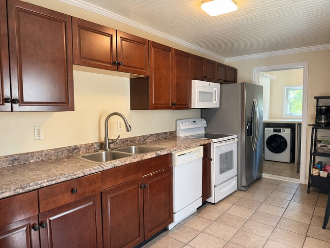 Building Photo - Beautiful 3 Bedroom Townhome in Lancaster - First Floor Washer/Dryer!