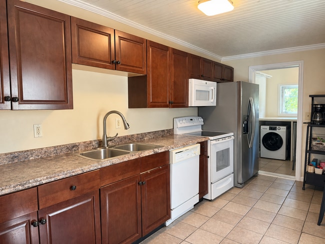Foto del edificio - Beautiful 3 Bedroom Townhome in Lancaster - First Floor Washer/Dryer!