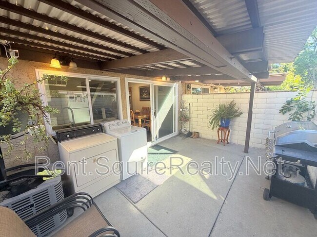 Foto del edificio - 1149 N Barston Ave