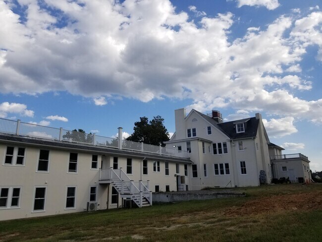 Building Photo - 2112 Monteiro Ave