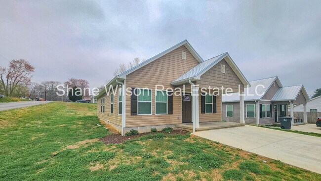 Foto del edificio - Newly built, spacious open floor concept 3-bedroom 2 bath.  Corner lot and conveniently located j...