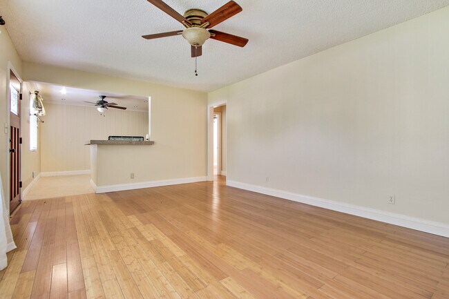 Central Air & Heat + fans - 229 N Shamrock Ave