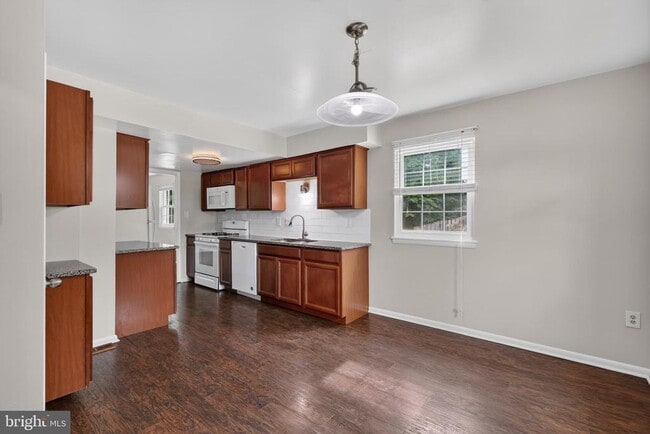 Building Photo - 15063 Cherrydale Dr